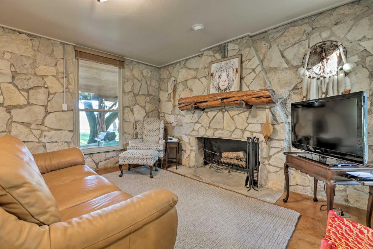 Blanco Riverfront Historic Home, 3 Mi To Downtown! 외부 사진